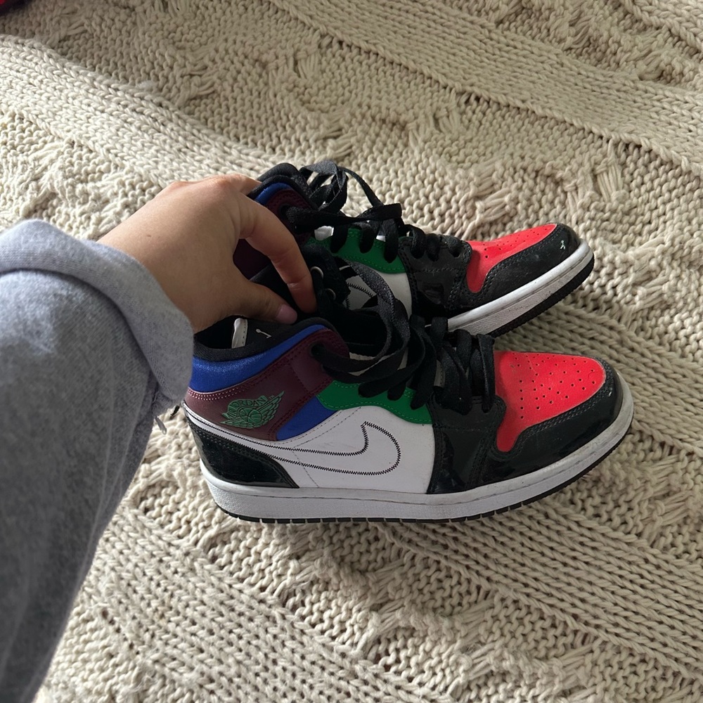 Womens Jordan 1’s. Worn maybe 4 times, in excellent condition.
